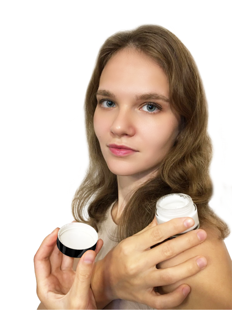 Фотография девушки Марисовой, держащей баночку крема.