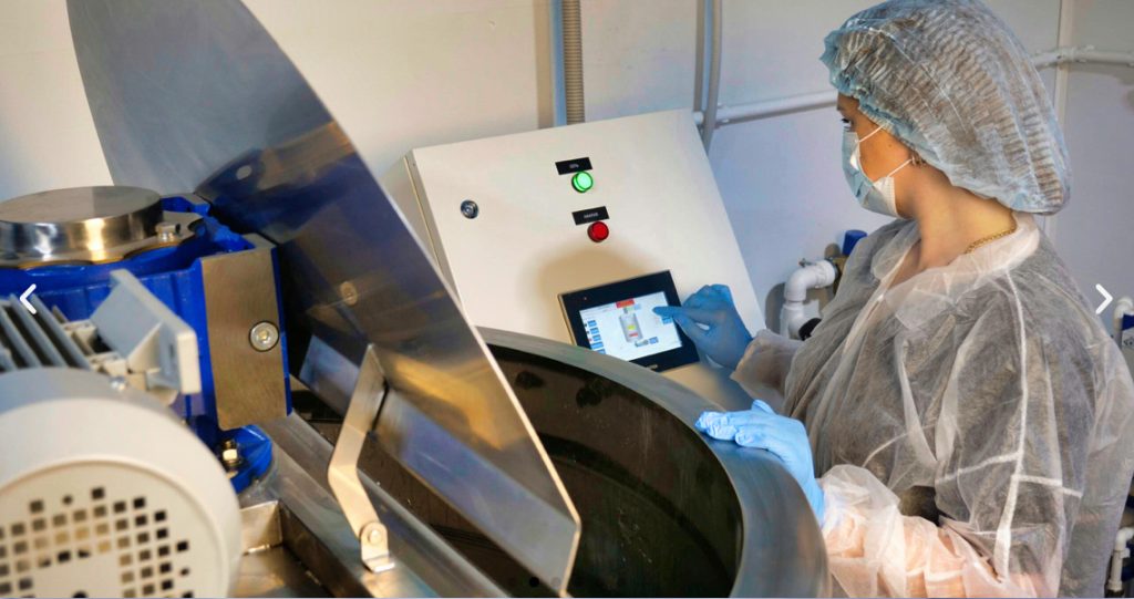 Женщина, работающая в лаборатории по созданию инновационной натуральной косметики, составляет формулы и ингредиенты