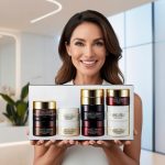 Девушка держит набор косметики для контрактного производства с акцентом на предложение.