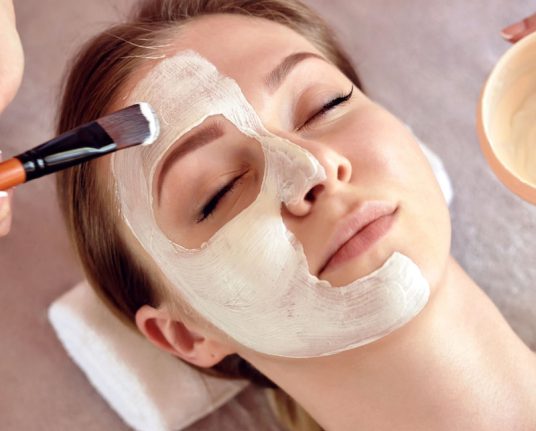 Ассортимент косметики марки Марисова, включающий помады, тени для век, тушь и основу для макияжа, расположенный на элегантном фоне